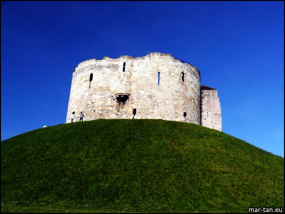 cliffords-tower.jpg